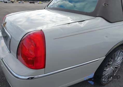 2005 Lincoln Town Car Signature Limited из США, поврежденный, VIN 1LNHM82W25Y619162